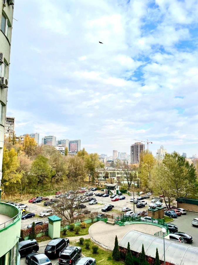 Navit Luxury Apartments With Breakfast Near The Railway Station, The City Center And The Park Kiev Bagian luar foto