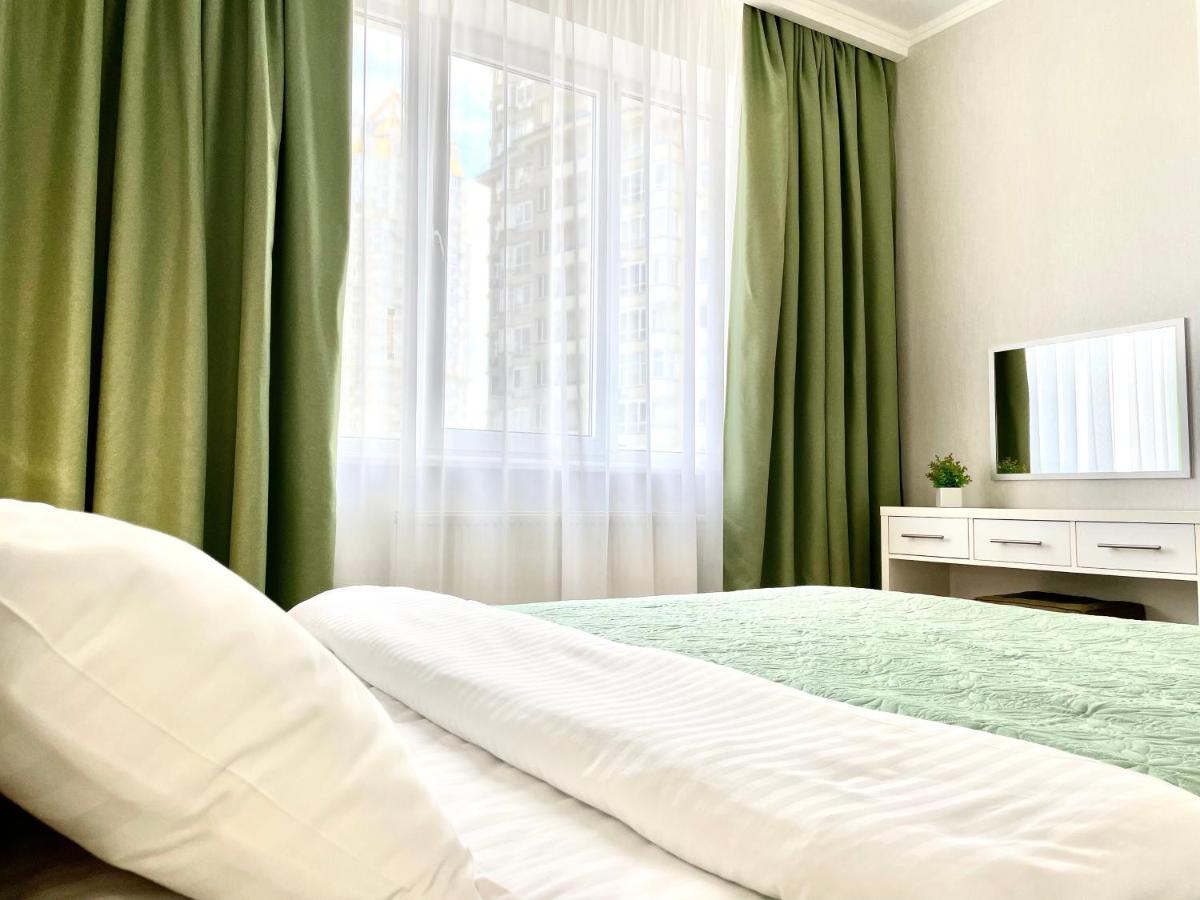 Navit Luxury Apartments With Breakfast Near The Railway Station, The City Center And The Park Kiev Bagian luar foto