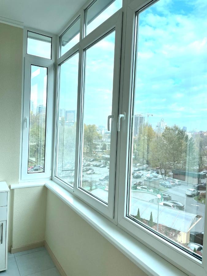 Navit Luxury Apartments With Breakfast Near The Railway Station, The City Center And The Park Kiev Bagian luar foto