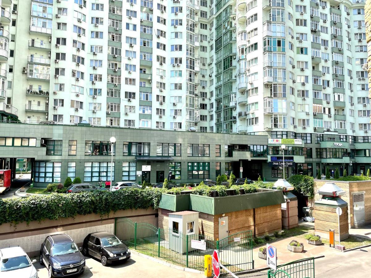 Navit Luxury Apartments With Breakfast Near The Railway Station, The City Center And The Park Kiev Bagian luar foto